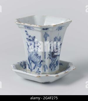 . Pot carré de fleurs de faïence peinte en bleu, avec coins festonnés. Les fleurs sont peintes sur une fond blanc bleuâtre. Le pot est marqué des lettres VB. Le pot appartient à la fenêtre Info. BK-14289-b. Deux couples identiques avec Invnrs font partie du pot avec soucoupe. BK-14287-A, BK-14287-B, BK-14288-A ET BK14288-B. Banque D'Images