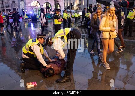 Les fans de football anglais arrêtés dans le West End, dans le centre de Londres, avant le match d'EURO20 contre l'Écosse. Banque D'Images