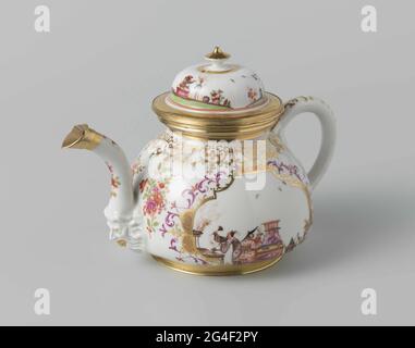 . Théière sphérique en porcelaine peinte. Le pot est doté d'une oreille en forme de C, d'un bec et d'un couvercle voûté. Le bec d'éjection provient d'un masque en relief. Le bec est doté d'un cadre en argent plaqué or avec une vanne. Le couvercle est coincé dans un cadre en argent plaqué or. Le pot est peint avec des cinoiseries de Hörottt à l'intérieur de cartouilles. La théière appartient à un ensemble de thé (BK-17420-A à BK-17420-0) et a été marquée. La vaisselle se trouve sur un abri ou une base (BK-17017). Banque D'Images