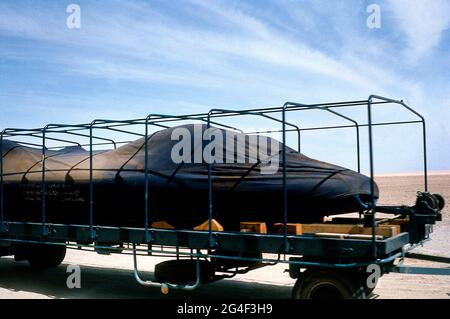 Un Bluebird poussiéreux CN7 en Australie en route vers le lac Eyre pour une tentative record 1964 Banque D'Images