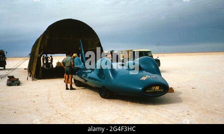 Bluebird CN7 dans un hangar temporaire en toile, Lake Eyre 1964 Banque D'Images