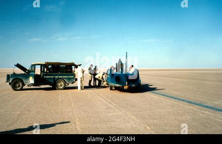 Bluebird CN7, Lake Eyre 1964 avec véhicule d'assistance Land Rover Banque D'Images