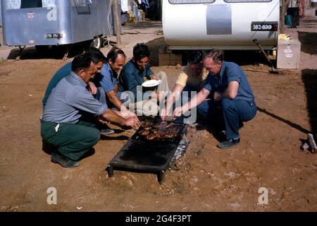 Bluebird CN7, Lake Eyre 1964, les membres de l'équipe de soutien profitent d'un barbecue Banque D'Images