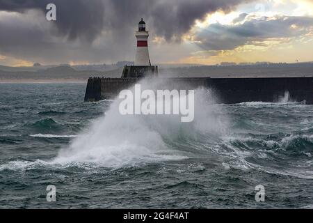 Journée miseuse et houleuse au phare de Fraserburgh Harbour, Aberdeenshire, Écosse, Royaume-Uni Banque D'Images