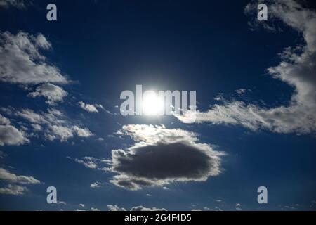 de beaux nuages blancs aérés dans le ciel Banque D'Images