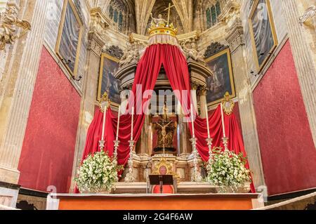 El Puerto de Santa Maria, Cadix, Espagne - 15 juin 2021 : autel principal et retable à l'intérieur de la basilique notre-Dame des miracles dans la ville d'El Puerto Banque D'Images