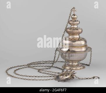. Censeur d'argent avec haut, quatre fois autour du couvercle voûté. Décoration de feuilles sur le pied et sur les sections. Plaque de chaîne en forme de soleil. Gravé sur le bord du couvercle : Kruislam, Maria avec enfant et Saint-Bavo (?). Signature. Banque D'Images