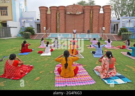 Beawar, Rajasthan, Inde, 21 juin 2021 : un groupe de femmes indiennes effectuent le yoga à l'occasion de la Journée internationale du yoga à Beawar. La journée du yoga est célébrée chaque année le 21 juin depuis 2015. Le yoga est une pratique physique, mentale et spirituelle qui est née en Inde. Crédit : Sumit Saraswat/Alay Live News Banque D'Images