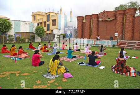 Beawar, Rajasthan, Inde, 21 juin 2021 : un groupe de femmes indiennes effectuent le yoga à l'occasion de la Journée internationale du yoga à Beawar. La journée du yoga est célébrée chaque année le 21 juin depuis 2015. Le yoga est une pratique physique, mentale et spirituelle qui est née en Inde. Crédit : Sumit Saraswat/Alay Live News Banque D'Images