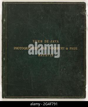 . Album avec des coupes plaquées or en vert bande de cuir de mouton avec des lettres en or, avec des photos indiennes de la possession de pharmacien Woodgecker saisir, de retour de Batavia aux pays-Bas de Batavia en 1865. L'album contient 25 feuilles de carton avec une ou plusieurs photos des deux côtés, soit un total de 170 photos. Dans les photos de maisons, de paysages, de village, de portraits et de quiques, les légendes sont présentées dans deux manuscrits différents. La première photo de l'album est une vie encore colorée de fruits indiens. Banque D'Images