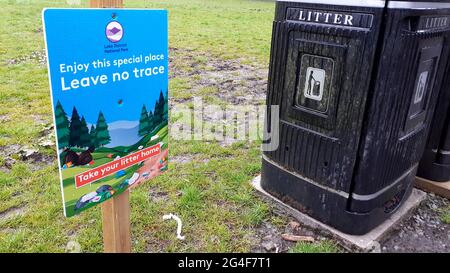 Signes à Ambleside essayant de persuader les idiots de ne pas laisser leurs déchets éparpillés autour de la campagne, Lake District, Royaume-Uni. Banque D'Images