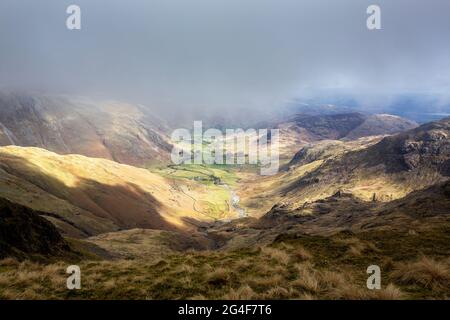 En regardant dans Langdale depuis les Crags de Crinkle, Lake District, Royaume-Uni. Banque D'Images