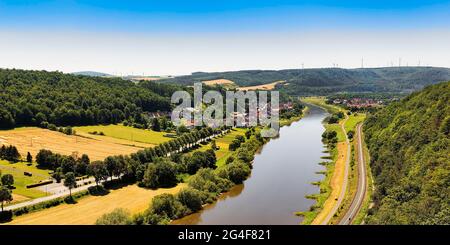 Vue depuis le Skywalk sur le Weser vers Herstelle et Wuergassen, Beverungen, Hoexter, Westphalie orientale, Weserbergland, Nord Banque D'Images