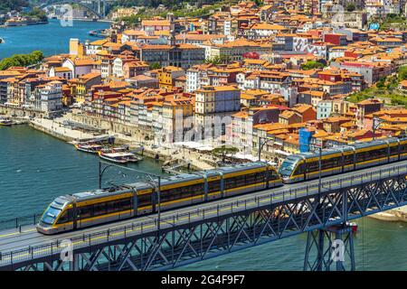 Magnifique panorama de la ville de Porto avec métro sur le célèbre pont, Portugal Banque D'Images