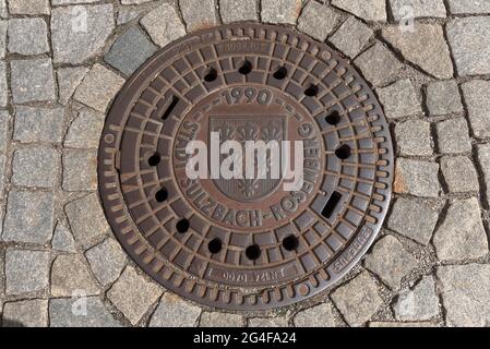 Couverture de trou d'homme avec armoiries de ville, Sulzbach-Rosenberg, Haut-Palatinat, Bavière, Allemagne Banque D'Images