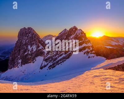 Lever de soleil dans le Watzmannkar en hiver, gauche petit Watzmann, droite premier et deuxième enfant Watzmann, Alpes de Berchtesgaden, Parc national de Berchtesgaden Banque D'Images