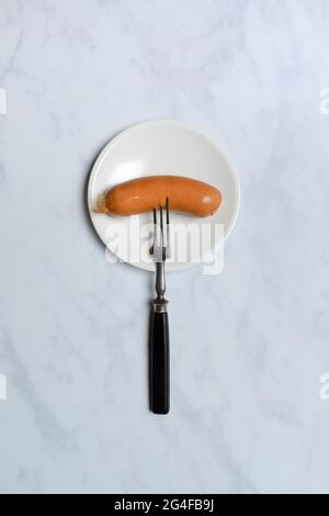 Cervelat et fourchette sur plaque, saucisse de viande, Suisse Banque D'Images