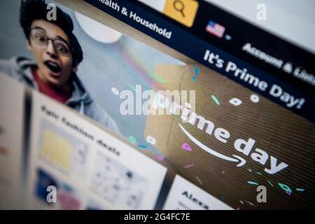 New York, États-Unis. 21 juin 2021. Le site Web d'Amazon fait la promotion de son auto-proclamé « Prime Day » le lundi 21 juin 2021. C'est la septième année qu'Amazon propose des bonnes affaires aux acheteurs Amazon Premium lors de cet événement auto-proclamé de deux jours. D'autres détaillants, dont Wal-Mart, Target et Macy's, offrent également des économies pendant cette période (Âphoto de Richard B. Levine) crédit : SIPA USA/Alay Live News Banque D'Images