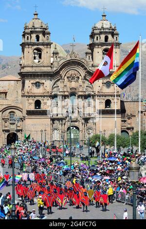 Plaza de Armas avec Cathédrale Cathédrale Cathédrale Basilique de la Virgen de la Asunción pendant un défilé, Cusco, Pérou Banque D'Images