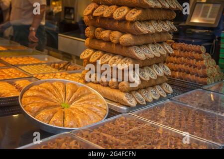 Délices turcs dans le magasin, marché aux épices, Istanbul, Turquie. Desserts Baklava - pâtisseries sucrées traditionnelles Banque D'Images