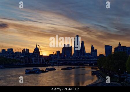 La lumière de l'aube au-dessus de la Tamise à Londres, en Angleterre, révèle le centre financier de la ville et les nombreux nouveaux bâtiments en hauteur Banque D'Images