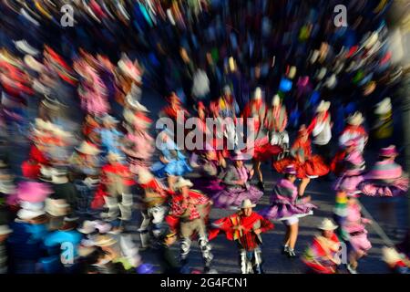 Groupe de danse à la parade à la veille de l'Inti Raymi, festival du soleil, abstrait Banque D'Images