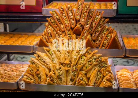 Délices turcs dans le magasin, marché aux épices, Istanbul, Turquie. Desserts Baklava - pâtisseries sucrées traditionnelles Banque D'Images