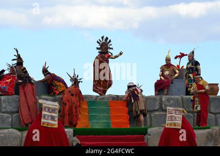 Inti Raymi, festival du soleil, grands prêtres et dirigeants sur le sanctuaire, ruines de l'Inca Sacsayhuaman, Cusco, Pérou Banque D'Images