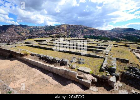 Vue des ruines de l'Inca Sacsayhuaman à la ville, Cusco, Pérou Banque D'Images