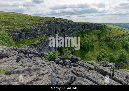 Le parc national de Yorkshire Dales offre des vues superbes, en particulier autour de Malham Cove, près de Skipton Banque D'Images