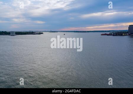 Vue aérienne sur Brooklyn grands et spectaculaires bâtiments et ports maritimes dans le quartier financier au-dessus de l'Hudson River près de Manhattan Skyline de New York. Banque D'Images