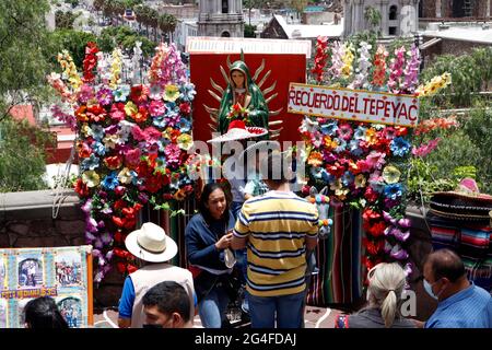 Mexico, Mexique. 20 juin 2021. MEXICO, MEXIQUE - JUIN 20 : les fidèles assistent à la basilique de Santa Maria de Guadalupe pour recevoir la bénédiction du prêtre. La basilique de Gudalaupe est le deuxième centre de cérémonie le plus visité dans le monde, après la basilique Saint-Pierre. Le 20 juin 2021 à Mexico, Mexique. (Photo d'Eyepix/Sipa USA) crédit: SIPA USA/Alay Live News Banque D'Images
