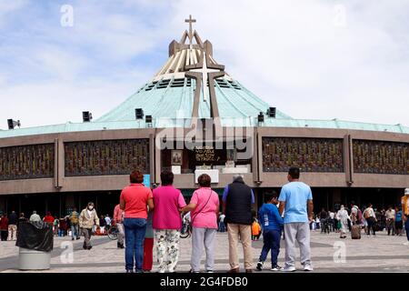 Mexico, Mexique. 20 juin 2021. MEXICO, MEXIQUE - JUIN 20 : les fidèles assistent à la basilique de Santa Maria de Guadalupe pour recevoir la bénédiction du prêtre. La basilique de Gudalaupe est le deuxième centre de cérémonie le plus visité dans le monde, après la basilique Saint-Pierre. Le 20 juin 2021 à Mexico, Mexique. (Photo d'Eyepix/Sipa USA) crédit: SIPA USA/Alay Live News Banque D'Images