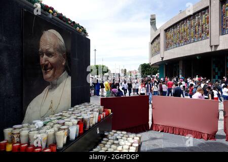 Mexico, Mexique. 20 juin 2021. MEXICO, MEXIQUE - JUIN 20 : les fidèles assistent à la basilique de Santa Maria de Guadalupe pour recevoir la bénédiction du prêtre. La basilique de Gudalaupe est le deuxième centre de cérémonie le plus visité dans le monde, après la basilique Saint-Pierre. Le 20 juin 2021 à Mexico, Mexique. (Photo d'Eyepix/Sipa USA) crédit: SIPA USA/Alay Live News Banque D'Images