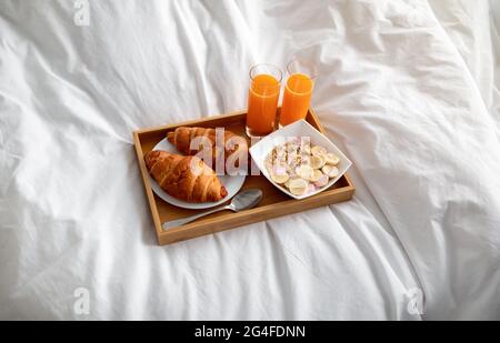 Petit déjeuner sain pour deux avec jus d'orange, croissants et lit de granola, au-dessus de la vue. Concept de repas romantique pour les amoureux Banque D'Images