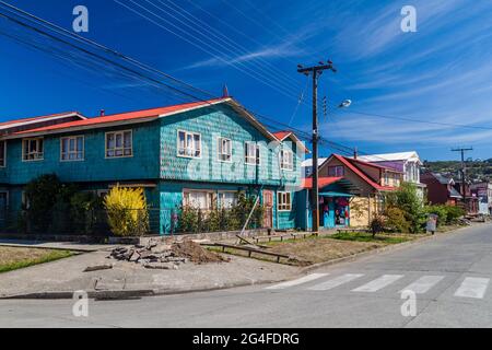 ACHAO, CHILI - 21 MARS 2015 : vue sur les maisons bordant les rues du village d'Achao, île de Quinchao, Chili Banque D'Images