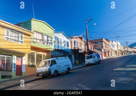 CASTRO, CHILI - 22 MARS 2015 : rue escarpée à Castro, île Chiloe, Chili Banque D'Images