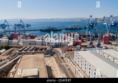 VALPARAISO, CHILI - MARS 29 : grues dans un port de Valparaiso, Chili Banque D'Images