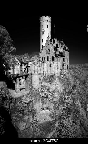 Image infrarouge, château historique de Lichtenstein, Honau, Alb souabe, Bade-Wurtemberg, Allemagne Banque D'Images