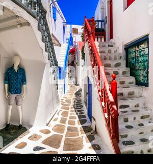 Authentique Grèce traditionnelle. Charmantes rues colorées de l'île de Mykonos avec boutiques de mode. Cyclades Banque D'Images