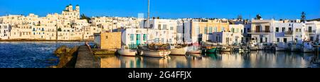 Voyage en Grèce. Cyclades, île de Paros. Magnifique village de pêcheurs Naousa. Panorama du vieux port avec des bateaux à voile au coucher du soleil. Mai 2021 Banque D'Images