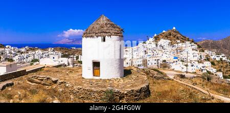 Voyage en Grèce, Cyclades. Pittoresque île d'iOS, vue sur le village pittoresque de Chora et les vieux moulins à vent Banque D'Images