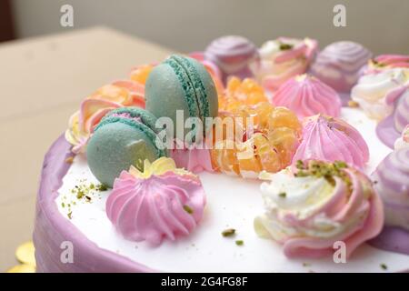 Décoration sur le gâteau de macaroni, mandarine et crème fouettée sous forme de fleurs Banque D'Images
