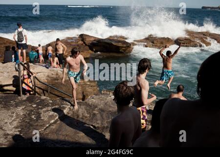 Les gens se détendent et nagent aux bains Giles à Coogee Beach, près de la promenade côtière de Bondi-Coogee. Sydney. Banque D'Images