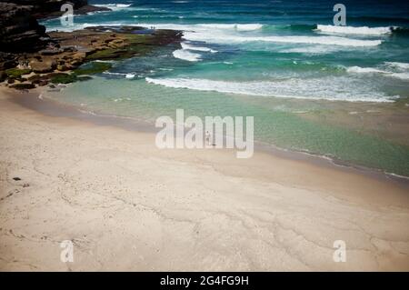 Une surfeuse à la plage de Tamarama. La plage de Tamarama, près de Bondi, est l'une des plages de l'est de Sydney. Banque D'Images