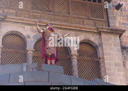 Inti Raymi, festival du soleil, dirigeant devant la Coricancha, temple le plus important de l'Inca, Cusco, Pérou Banque D'Images