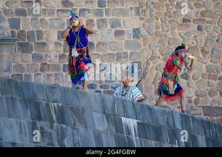 Inti Raymi, festival du soleil, souffleurs de coquillages sur les murs de la Coricancha, le temple le plus important de l'Inca, Cusco, Pérou Banque D'Images