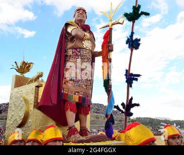 Inti Raymi, festival du soleil, dirigeant debout sur son palanquin, ruines de l'Inca Sacsayhuaman, Cusco, Pérou Banque D'Images