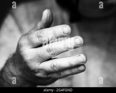 image monochrome d'une main qui se met en contact Banque D'Images