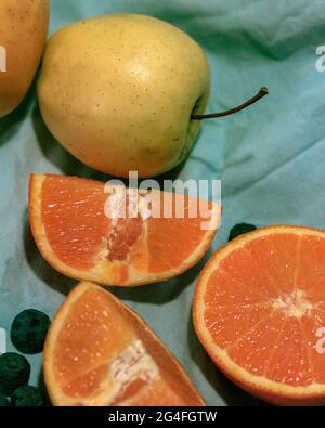 Tranches d'orange, pommes et bleuets Banque D'Images